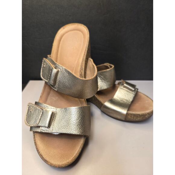 CLARKS W Shoes 8.5 Gold Sandles Wedge - Picture 1 of 8